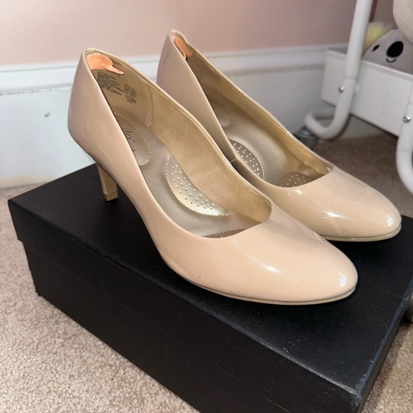 TAN CHARACTER SHOES - Picture 2 of 5